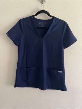 FIGS Catarina One Pocket Scrub Top Women’s Navy V-Neck Stretch Medical Uniform